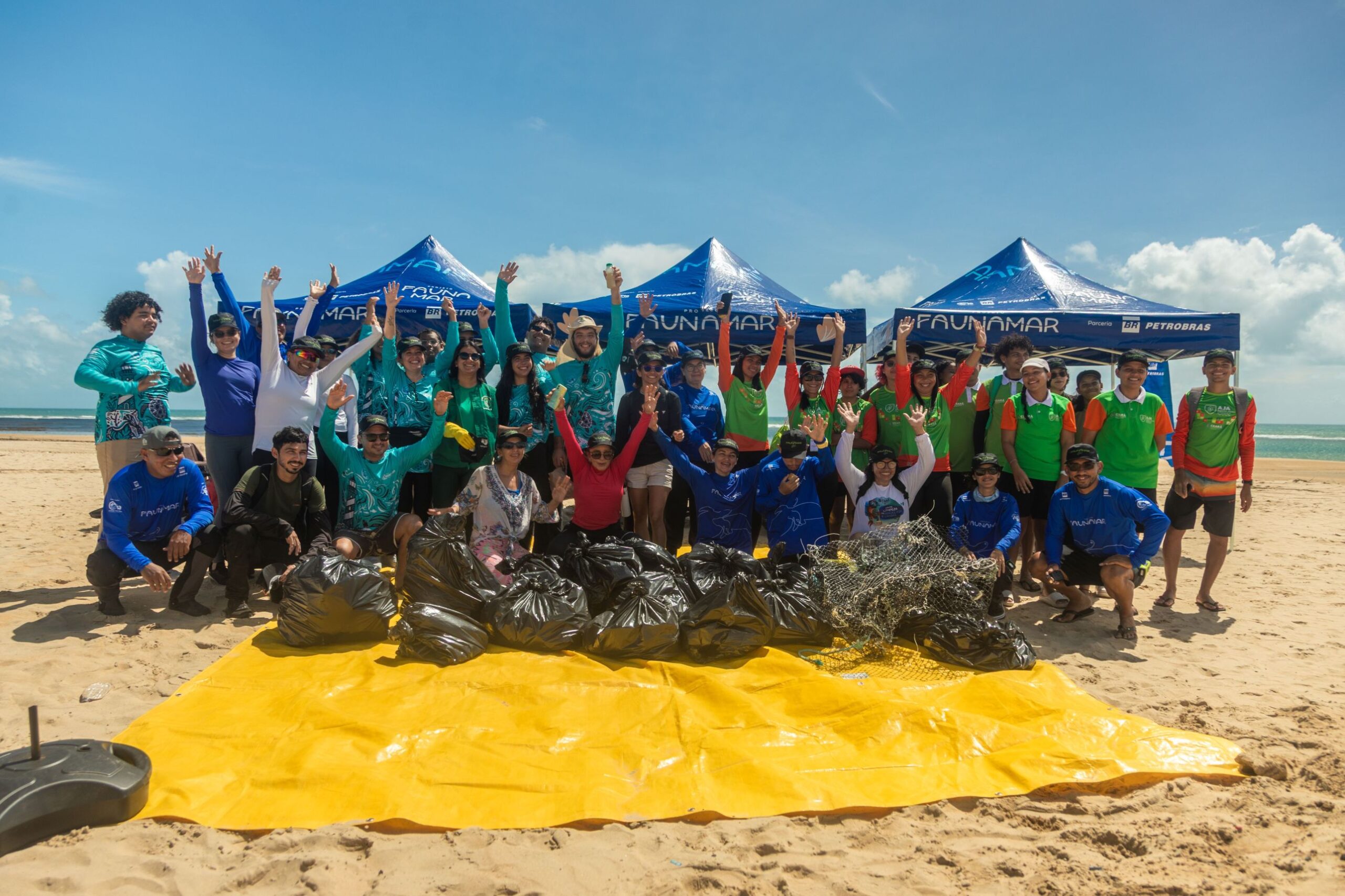 Ação de limpeza de praia recolhe 154 quilos de resíduos no litoral de Paracuru (CE)